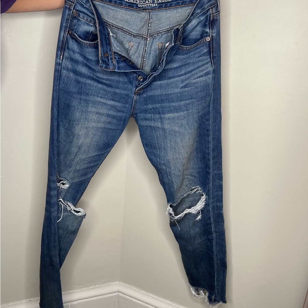 SIZE 4 AMERICAN EAGLE Girlfriend High Rise Ripped Jeans!